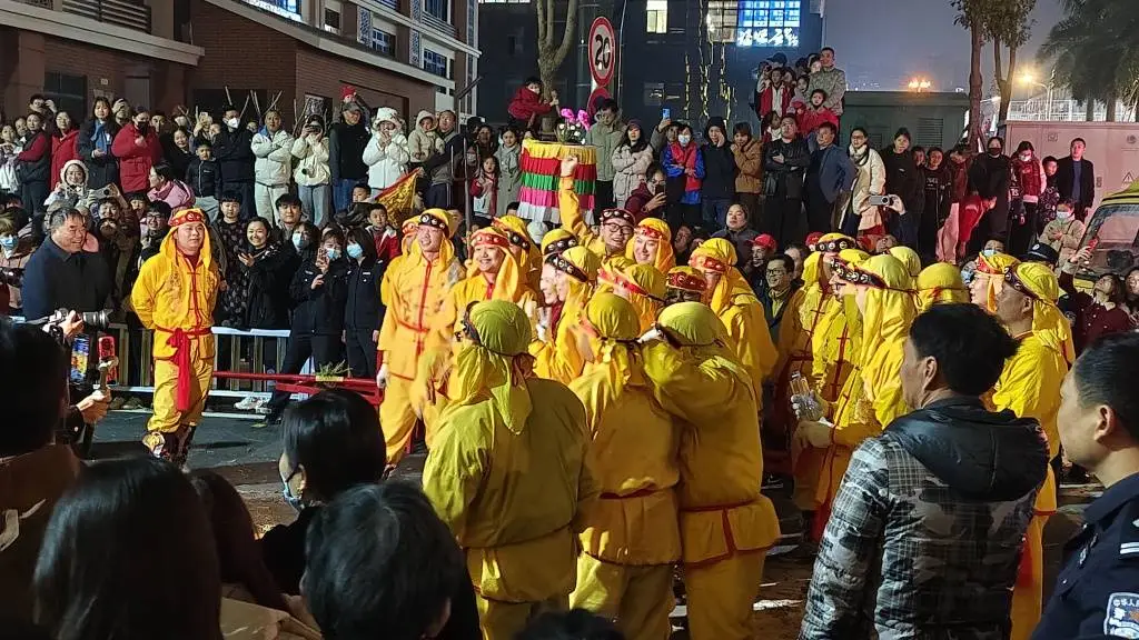 莆田筱塘社区摆棕轿踏火闹元宵，你敢挑战这惊险刺激的传统民俗吗？  第2张