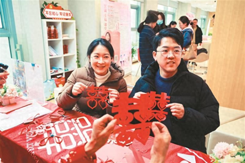 领证日还能这样过？新人体验非遗剪纸，甜蜜加倍
