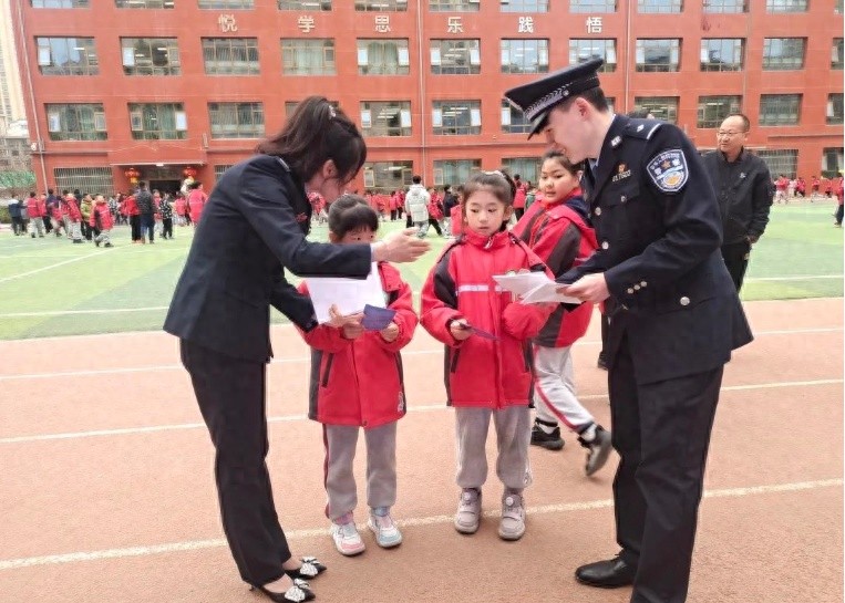 哪吒‘勇闯’校园，法治课还能这样上？燃爆你的开学第一课