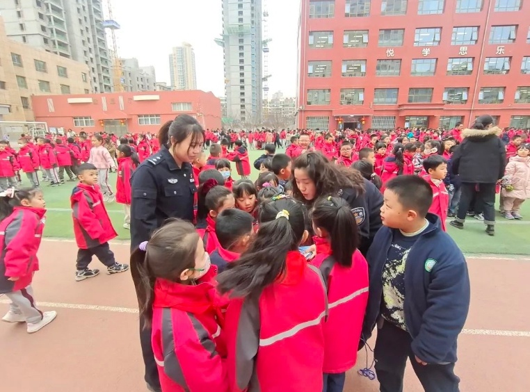哪吒‘勇闯’校园，法治课还能这样上？燃爆你的开学第一课  第2张