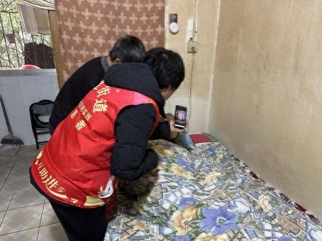社区工作人员上门服务，为行动不便老人解决养老认证难题！你家的老人也能享受这样的温暖吗？