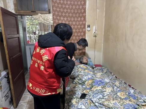 社区工作人员上门服务，为行动不便老人解决养老认证难题！你家的老人也能享受这样的温暖吗？  第2张