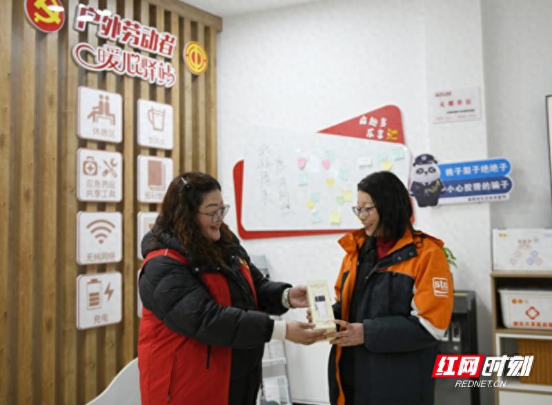 快递员王芳的心愿成真！岳阳暖心驿站的温情互动，你也能参与吗？