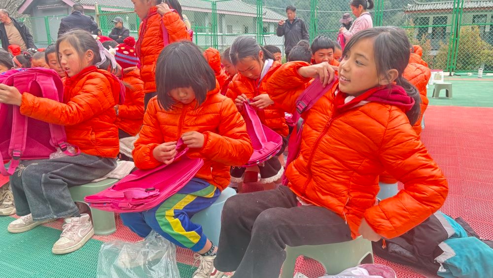 阳春行动·让爱传递！玉龙县石鼓镇仁和完小的孩子们为何如此喜悦？  第2张