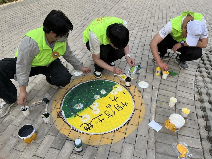 小区井盖大变身！这些五彩斑斓的‘新衣’你见过吗？