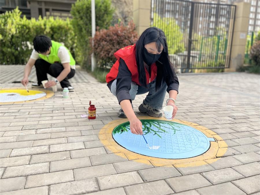 小区井盖大变身！这些五彩斑斓的‘新衣’你见过吗？  第2张