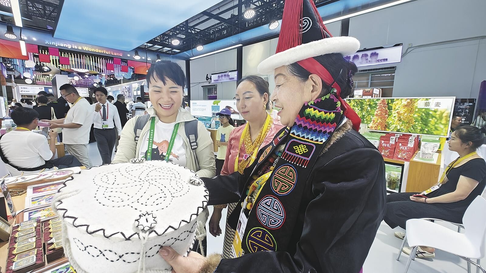第五届消博会青海馆惊艳亮相！百余种特色产品尽展大美青海风采，你心动了吗？  第2张