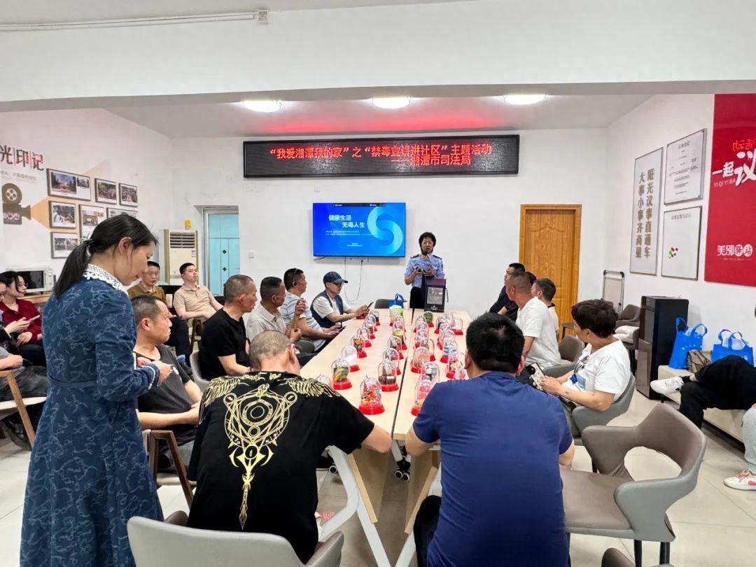 禁毒宣讲进社区，你知道这些毒品模型有多逼真吗？  第1张