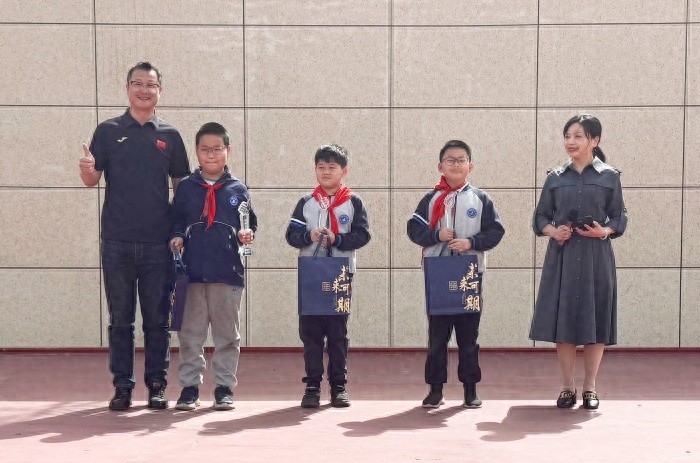 小学生捡到手机后这样做，结局太暖心了