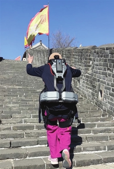 登长城不再难！66岁老人靠‘机器腿’轻松登顶，你还在等什么？
