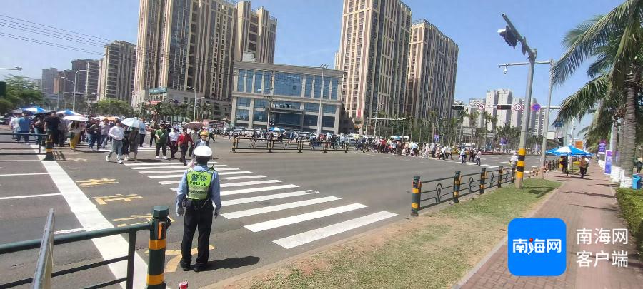 海口交警放大招！消博会期间行人过街竟能如此顺畅？