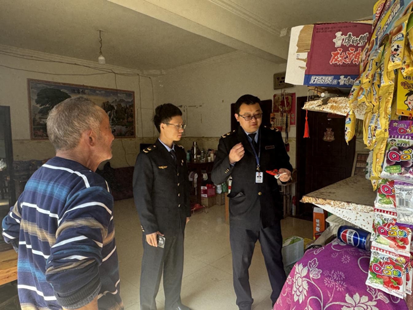 雨城区市场监管局打响农村假冒伪劣食品整治战！排查131家商户隐患几何？
