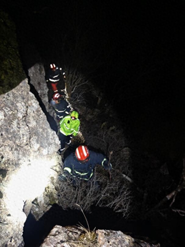 70岁老人深夜被困神农架！零下3℃+6级大风，消防员如何完成这场生死营救？
