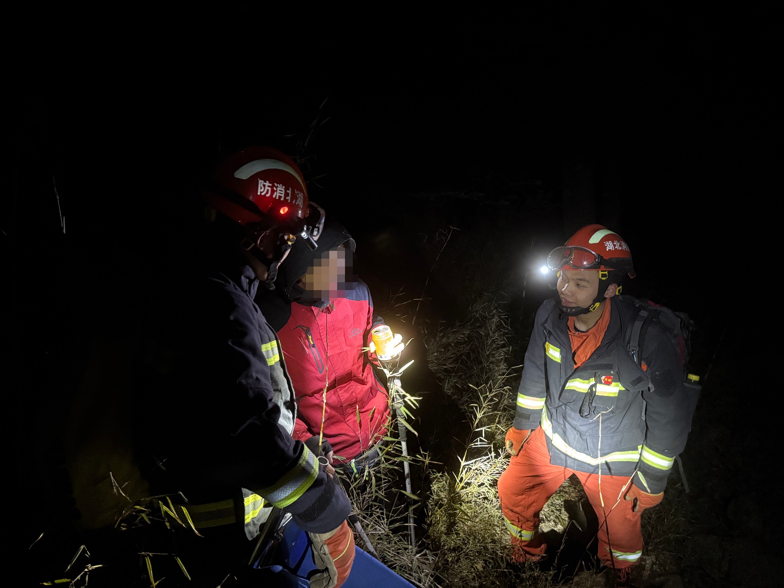 70岁老人深夜被困神农架！零下3℃+6级大风，消防员如何完成这场生死营救？  第3张