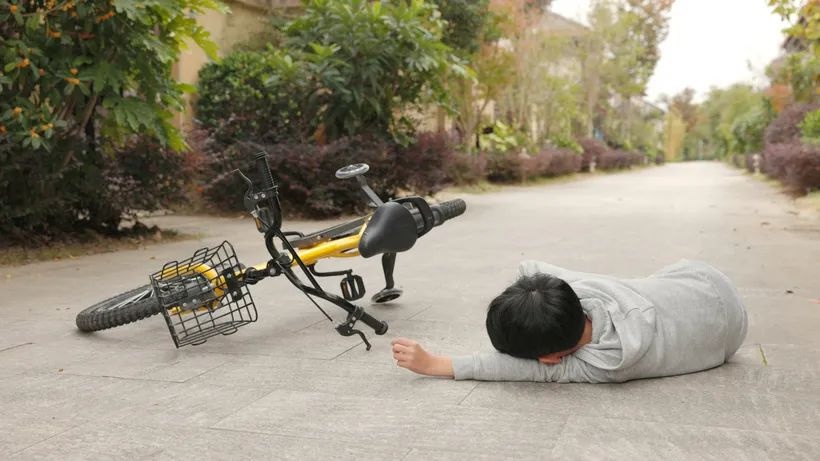 暖心交警守护孩童背后，这些安全隐患你注意到了吗？  第4张