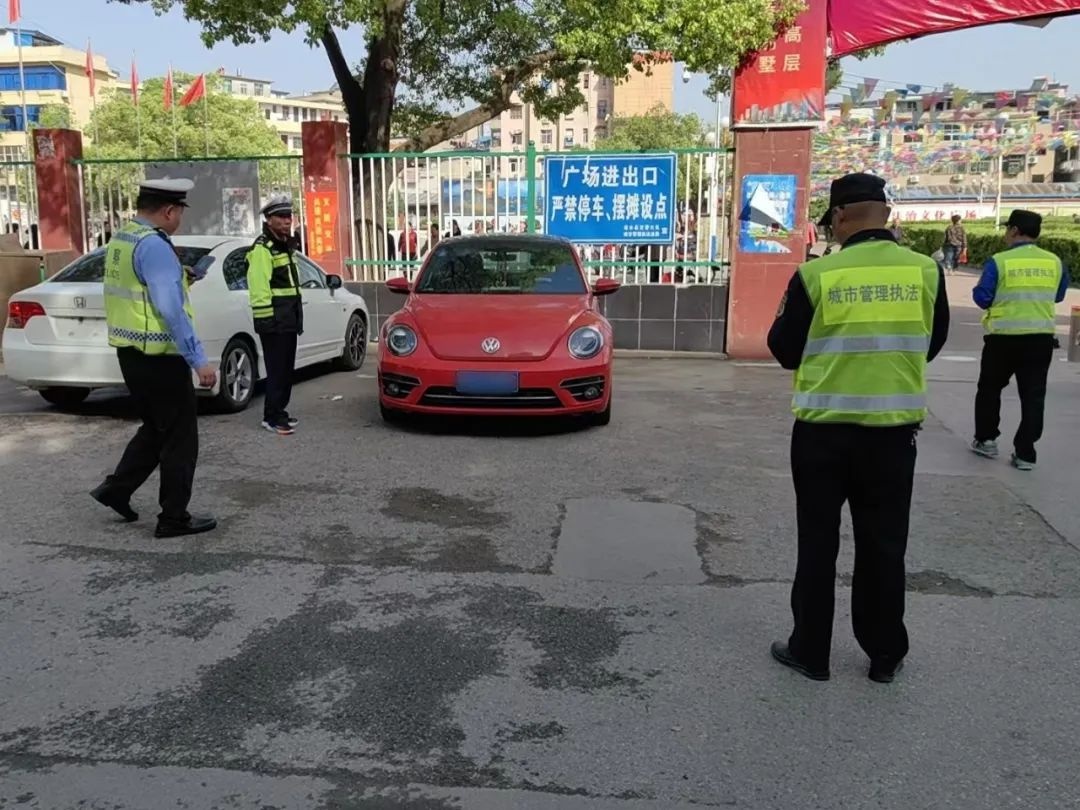 浠水城区停车乱象严重！交警城管联合整治，能还路于民、路畅人安吗？  第2张