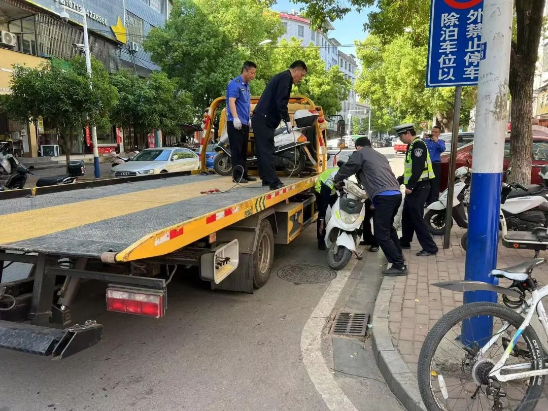 浠水城区停车乱象严重！交警城管联合整治，能还路于民、路畅人安吗？  第5张
