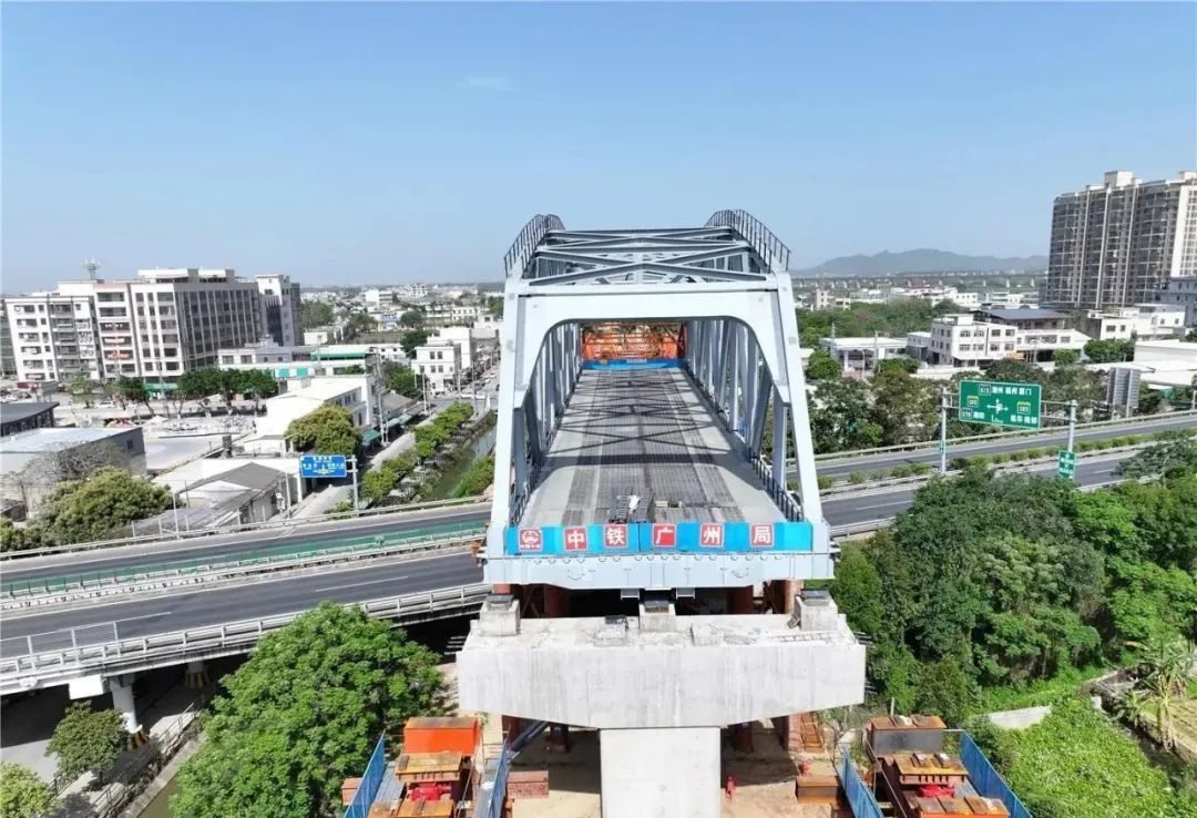 4月15日！粤东城际隆都至塔山特大桥钢桁梁跨高速顶推成功，高难度咋做到的？  第3张