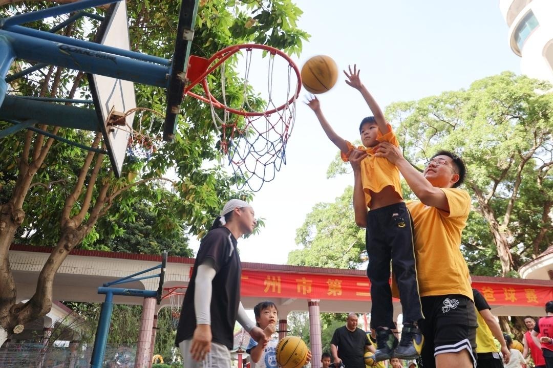 爸爸们脱下西装换上球衣!这场幼儿园篮球赛为何让无数家长泪目? 第2张 爸爸们脱下西装换上球衣!这场幼儿园篮球赛为何让无数家长泪目? 第2张