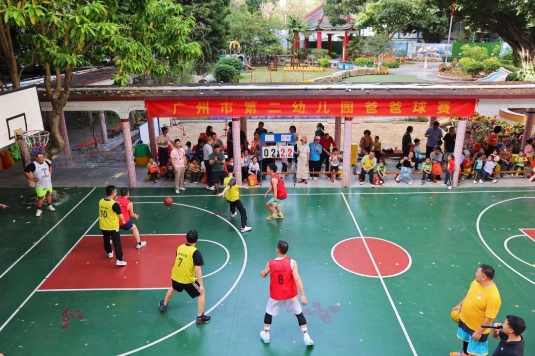 爸爸们脱下西装换上球衣!这场幼儿园篮球赛为何让无数家长泪目? 第3张 爸爸们脱下西装换上球衣!这场幼儿园篮球赛为何让无数家长泪目? 第3张