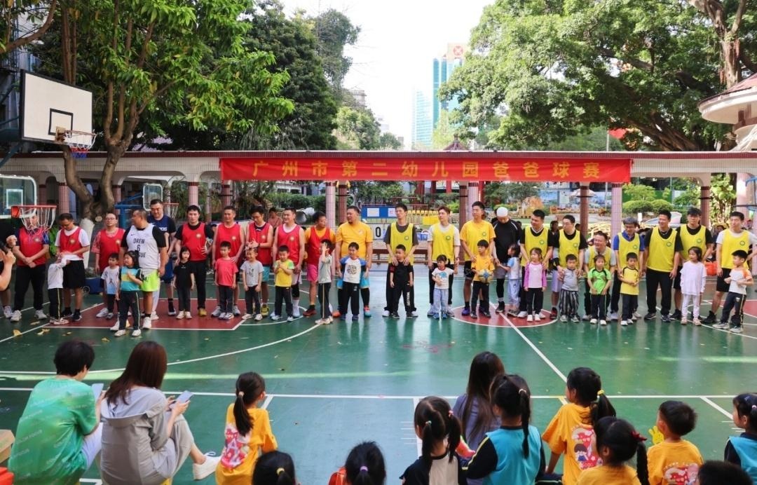 爸爸们脱下西装换上球衣!这场幼儿园篮球赛为何让无数家长泪目? 第4张 爸爸们脱下西装换上球衣!这场幼儿园篮球赛为何让无数家长泪目? 第4张
