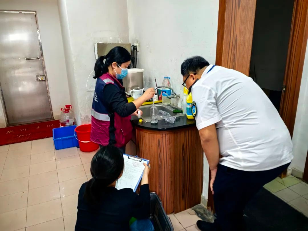 12家单位二次供水被抽检！水质关键指标检测，居民能喝上放心水吗？  第2张