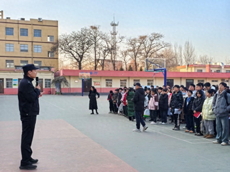 寒假安全大礼包！西安民警进校园，教你如何远离危险、平安过假期  第1张