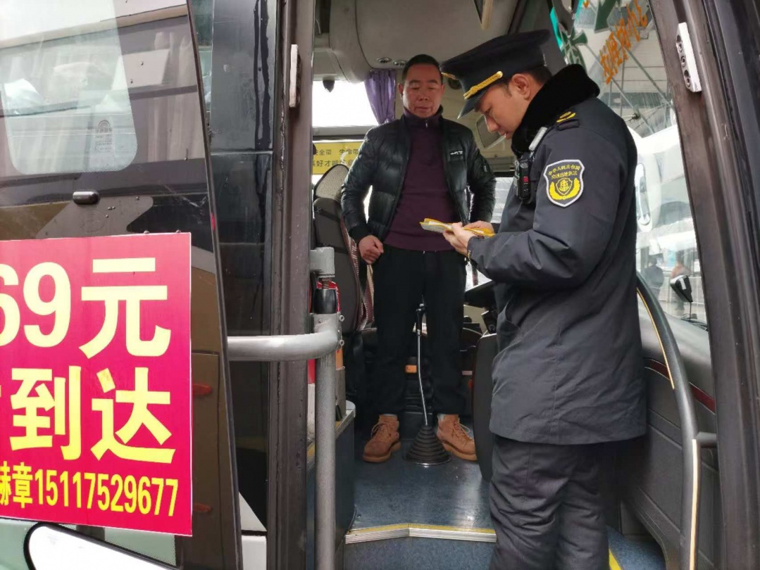 春运首日，贵阳北站人潮涌动！谁在默默守护你的归家路？  第2张