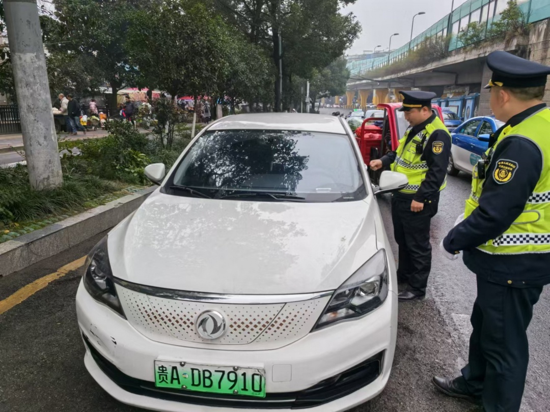 春运首日，贵阳北站人潮涌动！谁在默默守护你的归家路？  第3张