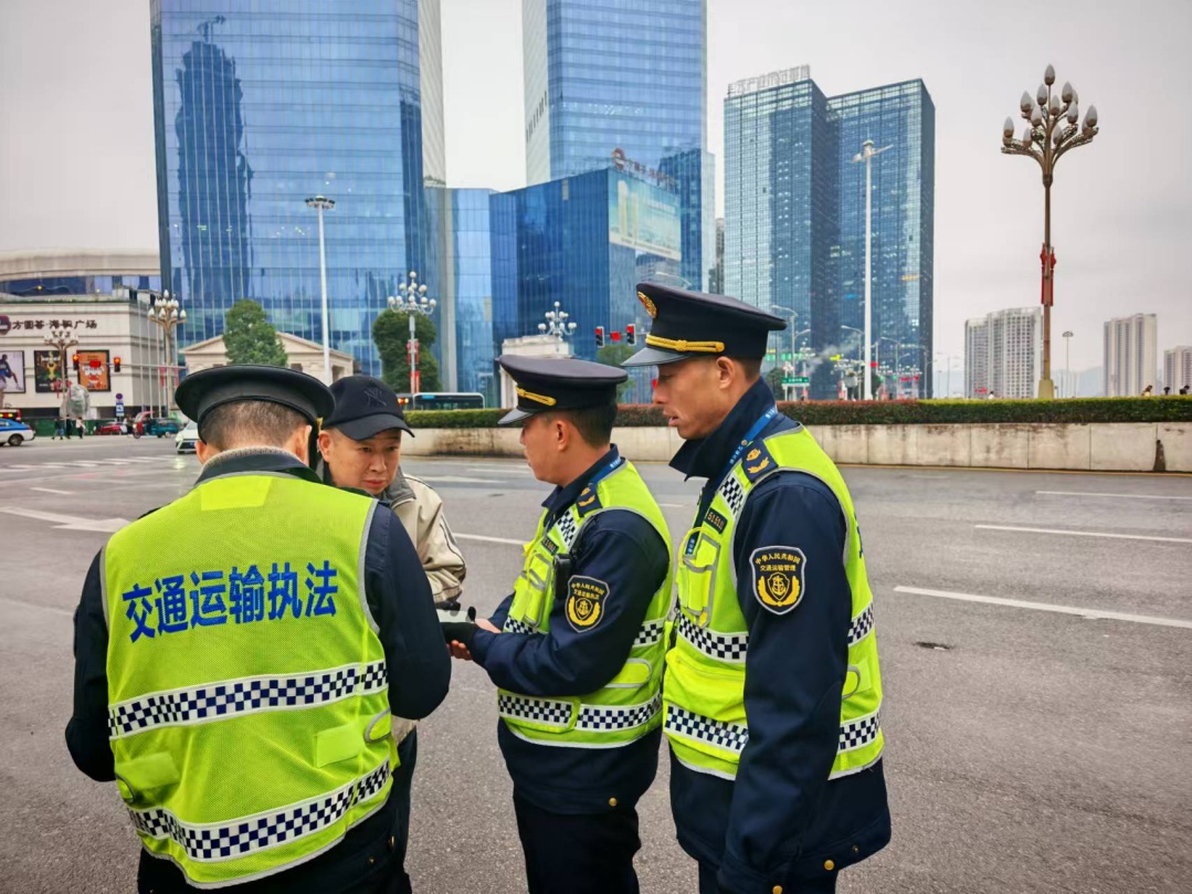 春运首日，贵阳北站人潮涌动！谁在默默守护你的归家路？  第6张