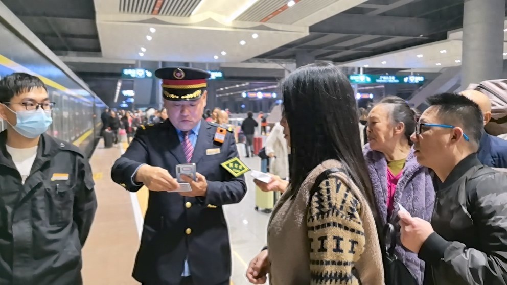 春运大潮来袭！1001名旅客如何有序登上K4108次列车？揭秘背后的暖心故事  第1张