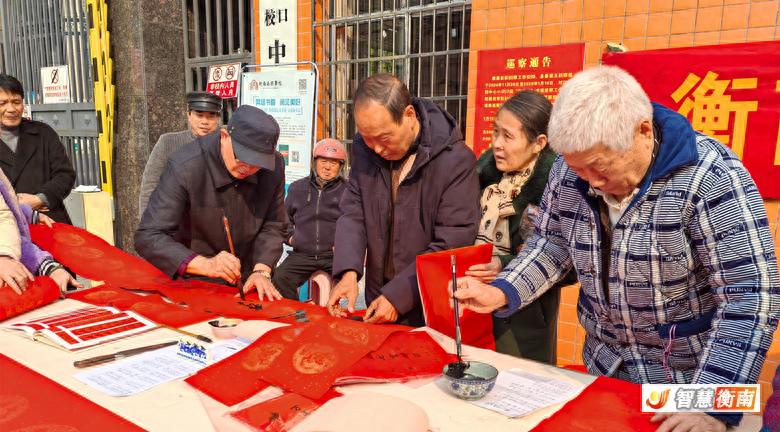 免费春联送下乡，浓浓年味暖人心！你准备好迎接新年的祝福了吗？