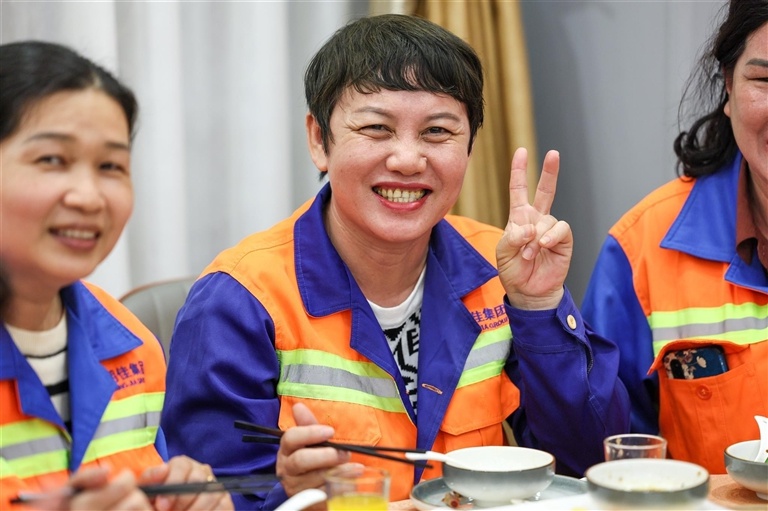 三亚环卫工人年夜饭现场曝光！这顿爱心大餐为何让他们笑得合不拢嘴？  第2张