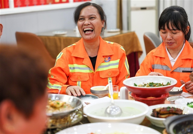 三亚环卫工人年夜饭现场曝光！这顿爱心大餐为何让他们笑得合不拢嘴？  第3张