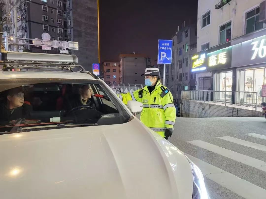 春运前夕，岚皋县交警大队夜查酒驾，你的安全谁来守护？