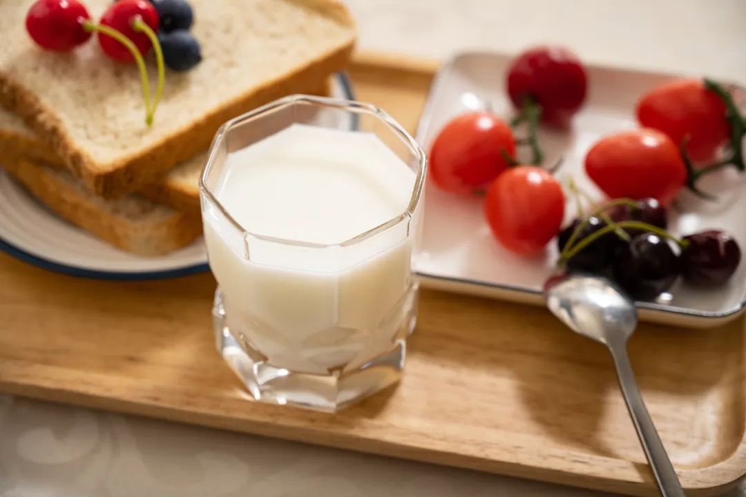 科学补钙大揭秘：早晚一杯奶真的最有效吗？不同年龄段补钙需求大不同  第2张