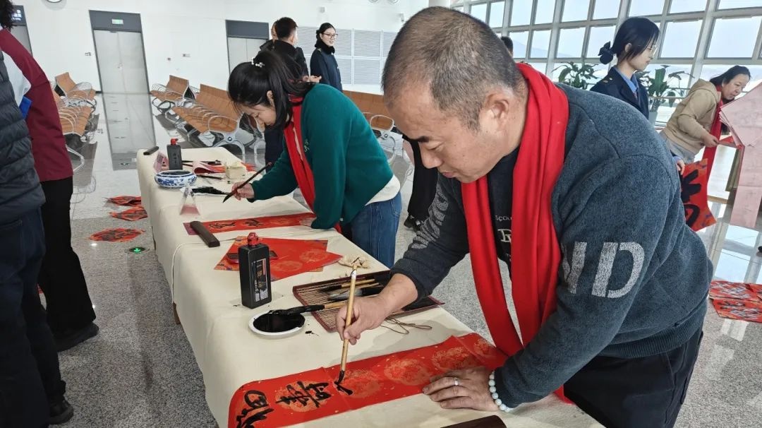烟台黄渤海新区大季家街道办联合烟台西站，如何为旅客打造一场年味十足的春运盛宴？  第2张
