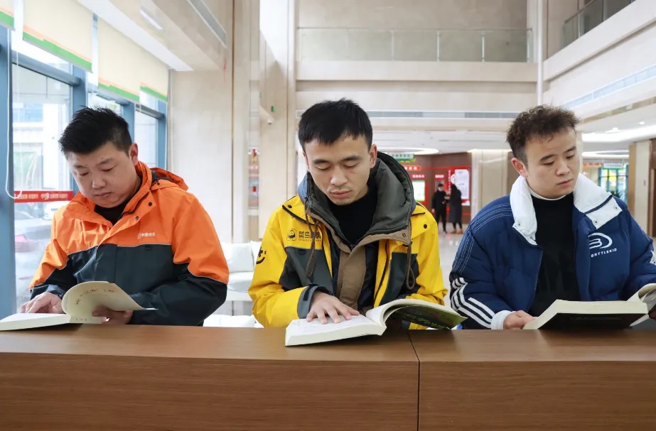 快递员朱亚斌的温馨港湾：暖新驿站如何成为户外工作者的第二个家？  第2张