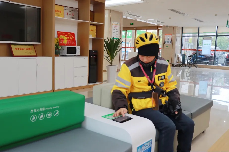 快递员朱亚斌的温馨港湾：暖新驿站如何成为户外工作者的第二个家？  第3张