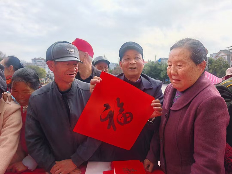 蛇年新春，姚安县文化馆送春联活动为何如此火爆？现场气氛热烈非凡  第2张
