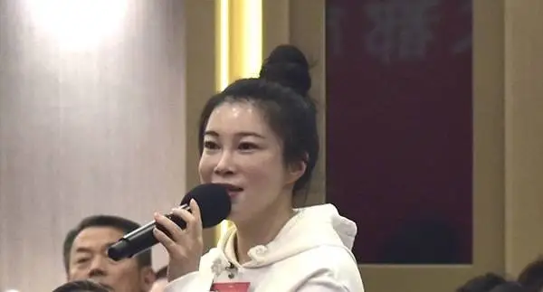 连续三年抢到话筒！陆锦花为何总能引发全场关注？