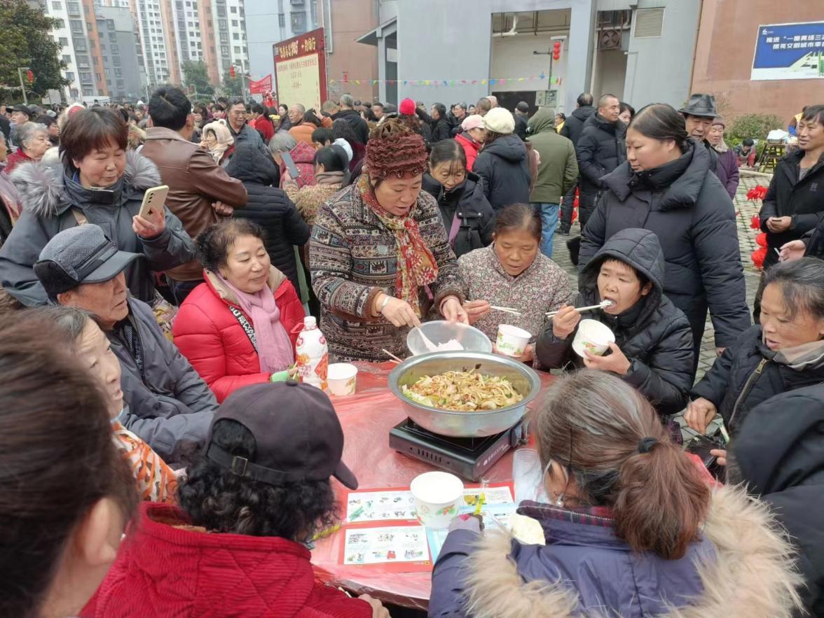 物业暖心请业主吃‘杀猪饭’，年味儿浓幸福感足，你感受到了吗？  第2张
