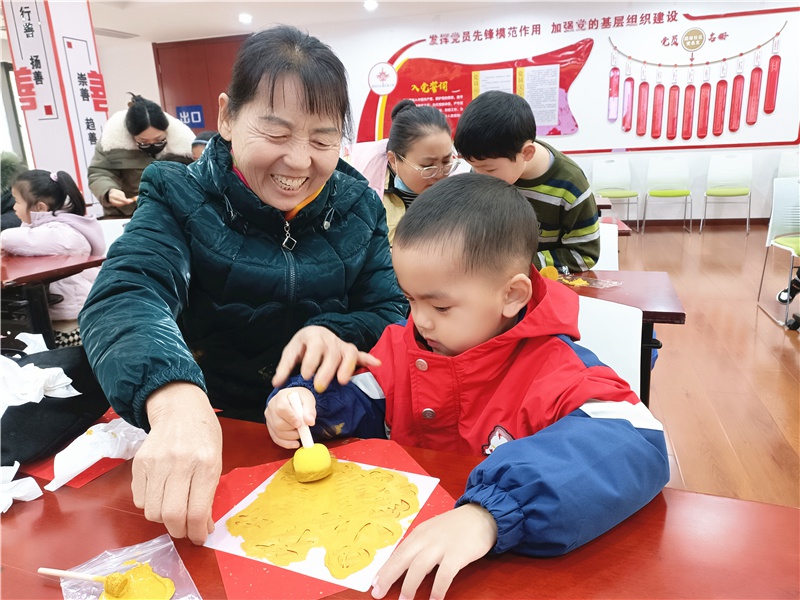 孩子们亲手拓印福字，感受非遗魅力！你家的孩子也能做到吗？  第1张
