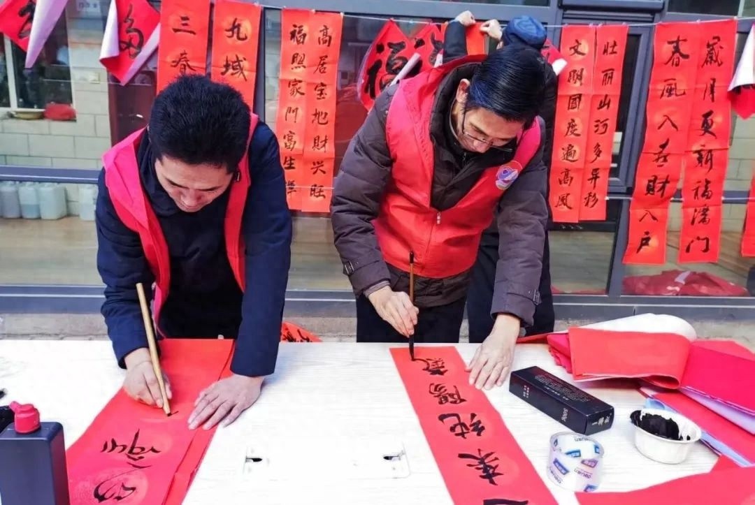 春节将至，夏河县书法家为何纷纷挥毫泼墨？揭秘2025年新春文化盛宴  第1张