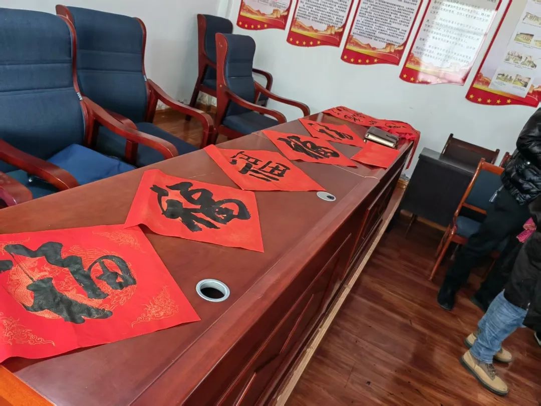 春节将至，夏河县书法家为何纷纷挥毫泼墨？揭秘2025年新春文化盛宴  第2张
