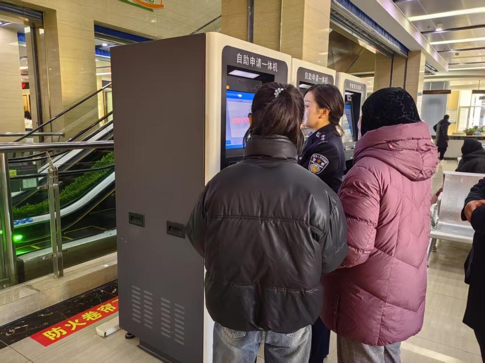 春节假期临近，我县出入境办证人数激增！如何应对高峰期的挑战？  第3张