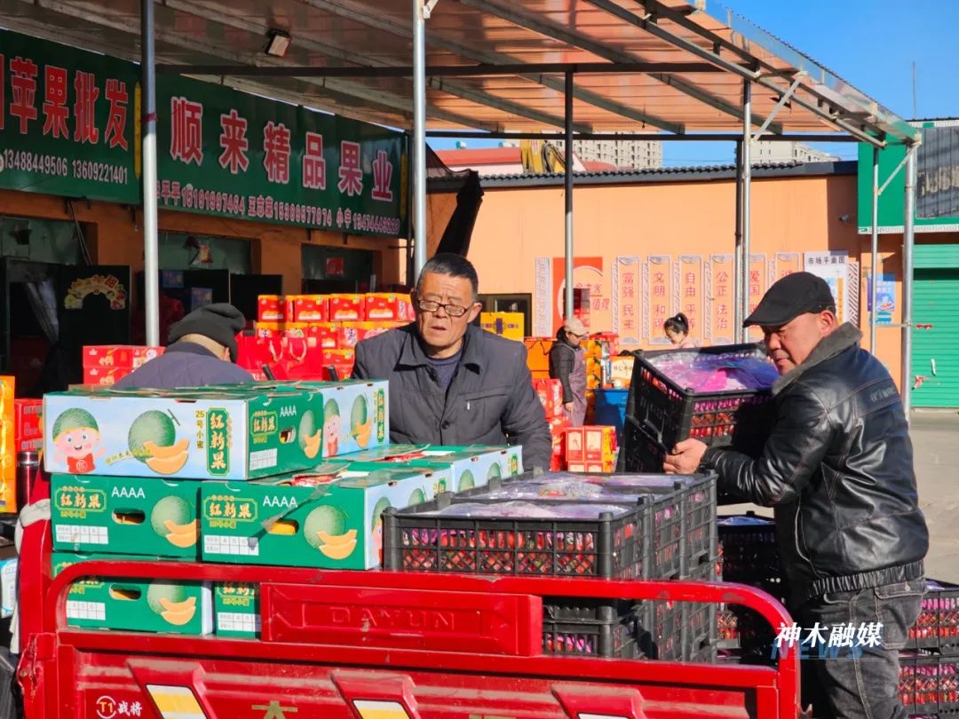 春节水果市场火爆！一天卖出10吨，你家的年货水果准备好了吗？  第1张