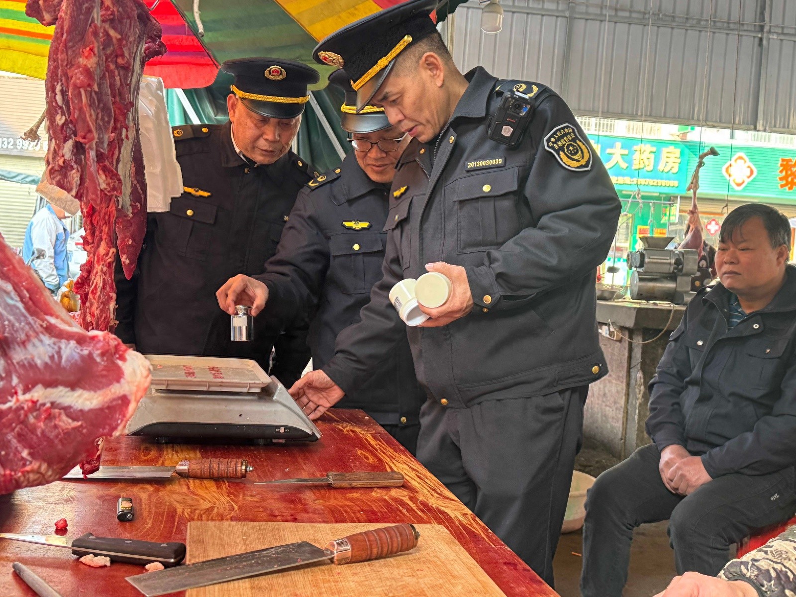 春节购物陷阱多！市监局突击检查，你的秤准吗？
