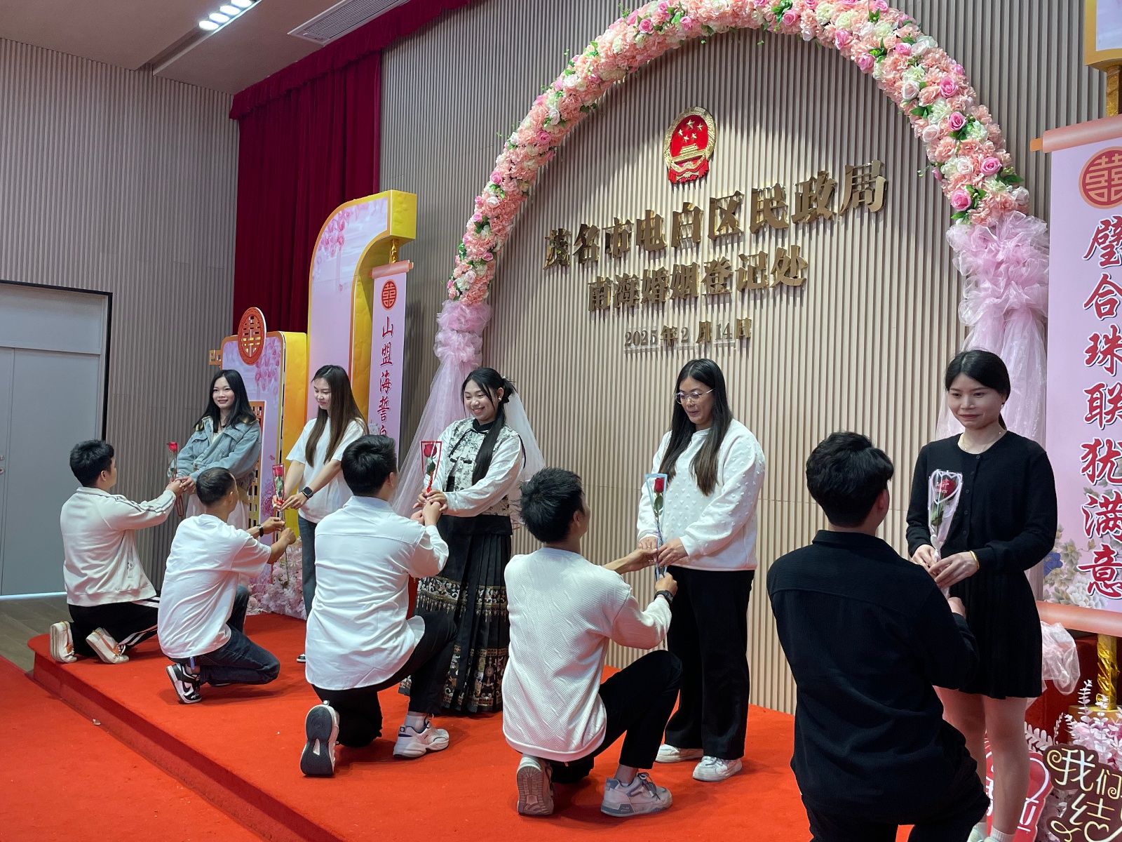 2025年2月14日，电白区民政局如何让新人们感受最浪漫的集体颁证仪式？  第2张