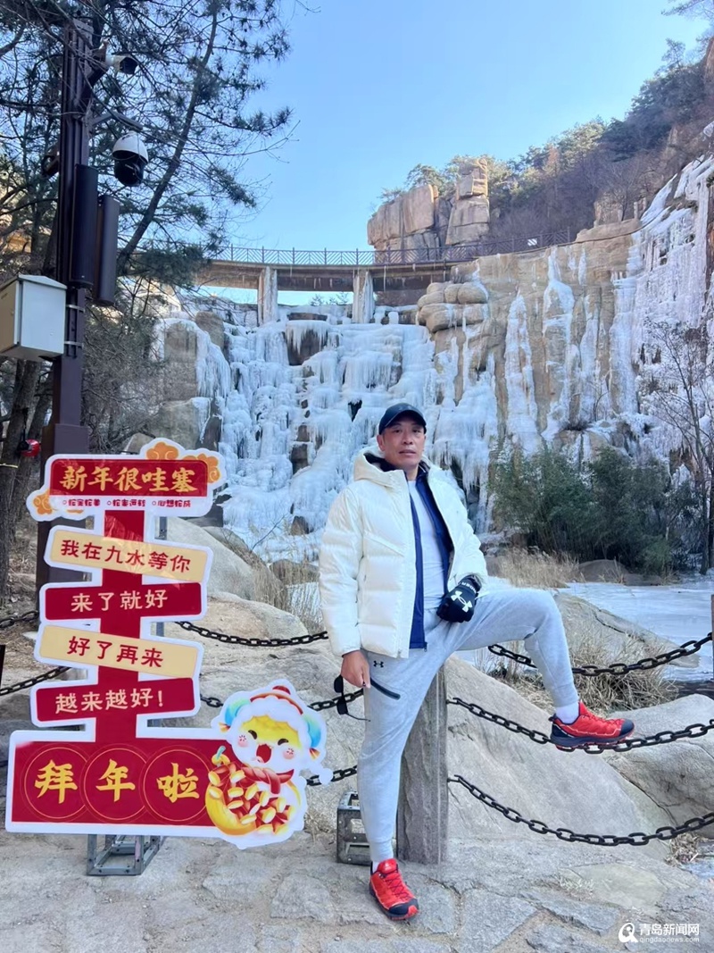 78岁的肌肉大哥冰瀑前秀身材，你敢相信他不到50岁吗？  第4张